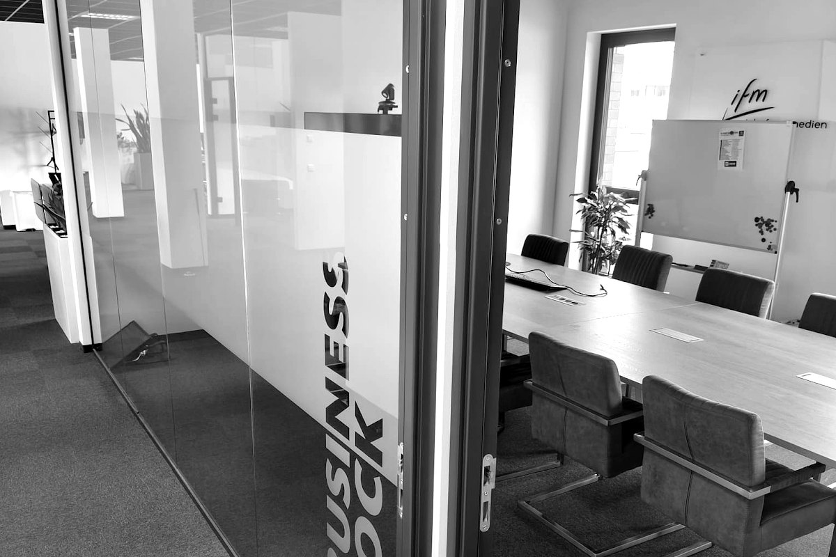 Business Dock – Blick durch die Glaswand